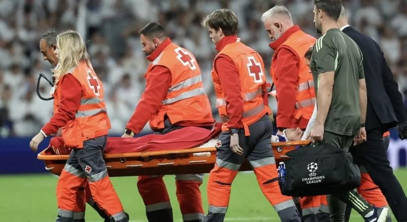 A Real Madrid focistáját nyakmerevítőben, hordágyon vitték le a pályáról