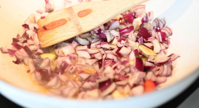 Kiderült, egész Magyarország rosszul dinszteli a hagymát! Íme a titok!