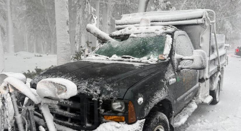 Centiken múlt a tragédia – faág fúródott a hókotró vezetőfülkéjébe