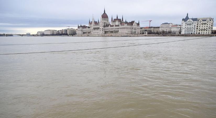 Készülhet Budapest: brutális víztömeg közelít a főváros felé – megvan, mikor csap le az árhullám!