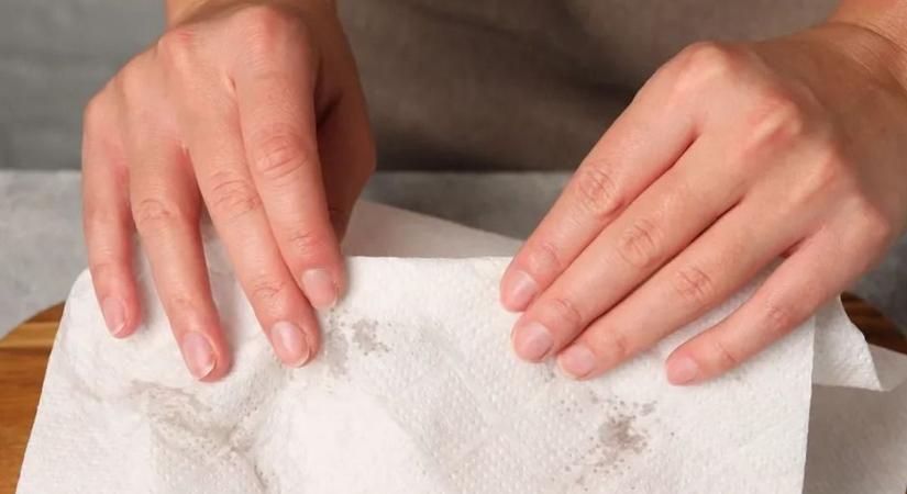 Veszély a mosogatónál: miért káros a nyers hús leöblítése?