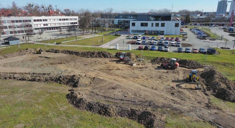 Látványos szakaszába lépett Szekszárd nemzetközi szintű beruházása (képgalériavideó)