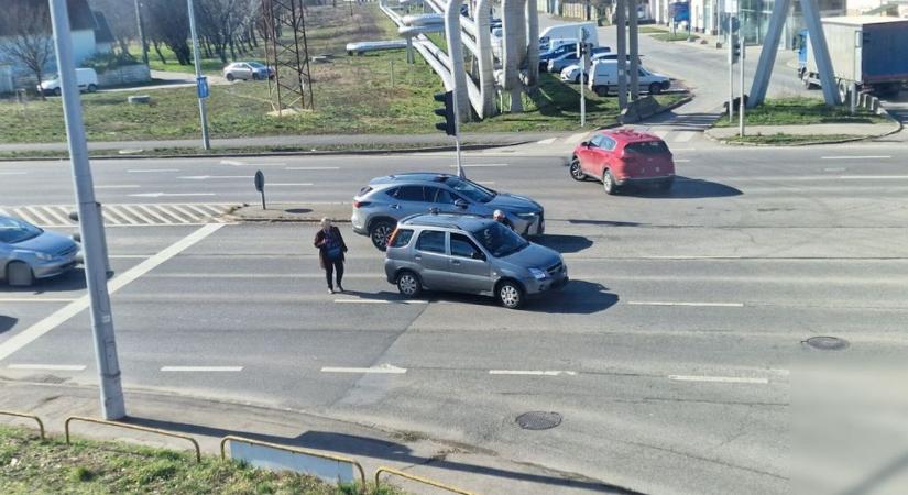 Menteni jöttek, baleset lett a vége: csikorogva adta meg magát a piros kasztni