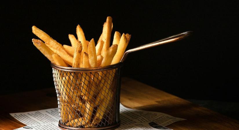 A sült krumpli sokkal ropogósabb lesz, ha sütés előtt bekened ezzel az egy egyszerű hozzávalóval