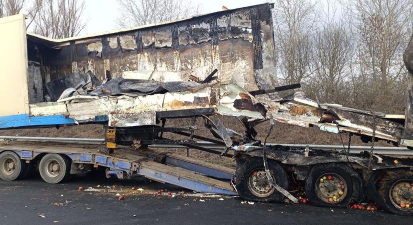 Lángoló pokol az M3-ason: 20 tonna áruval égett ki a kamion. Eddig nem látott képek a helyszínről