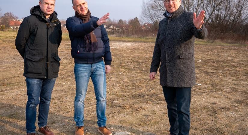 Ma kereken egy éve, hogy Máhr Tivadar a távolba meredve mutatta meg a sárvári Kertvárosi Szabadidőpark vízióját