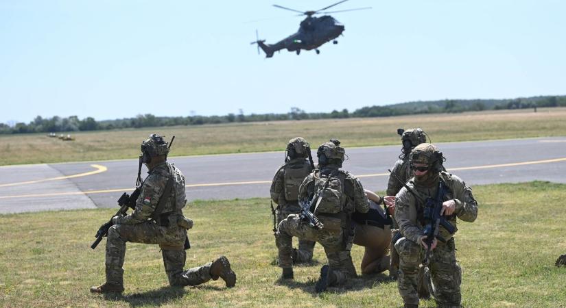 Kiállt a honvédelmi miniszter a nyilvánosság elé, azonnal megkezdték végrehajtani Orbán Viktor parancsát: érkeznek a katonák az ország több pontjára, a magyarok megértését kérik – videó