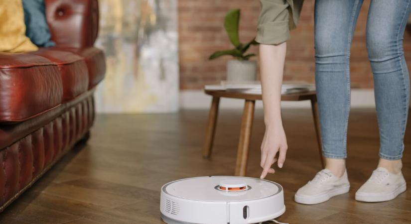 Hétezer lakásban vette át a robotporszívó feletti uralmat egy férfi, a kameráikat is irányíthatta
