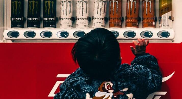 Koffeinstop a fiataloknak? – 16 év alatt betilthatják az energiaitalokat Spanyolországban