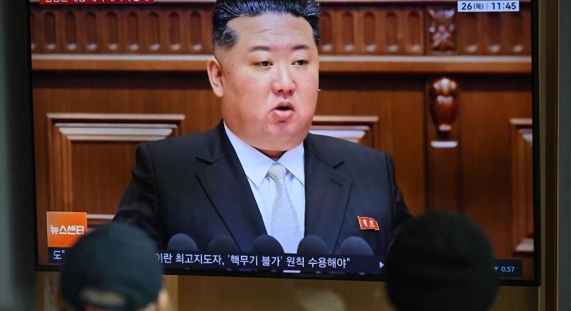 Kim Dzsongun közölte, Észak-Korea kész javítani kapcsolatait az Egyesült Államokkal, de nukleáris arzenálját tovább bővíti