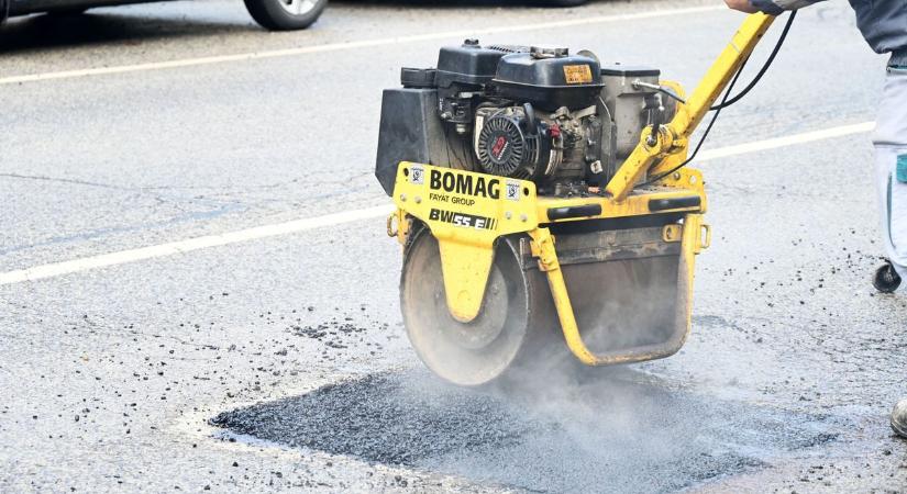 Zajlanak a kátyúzások Kecskeméten, a zöldfelületeket is gondozzák