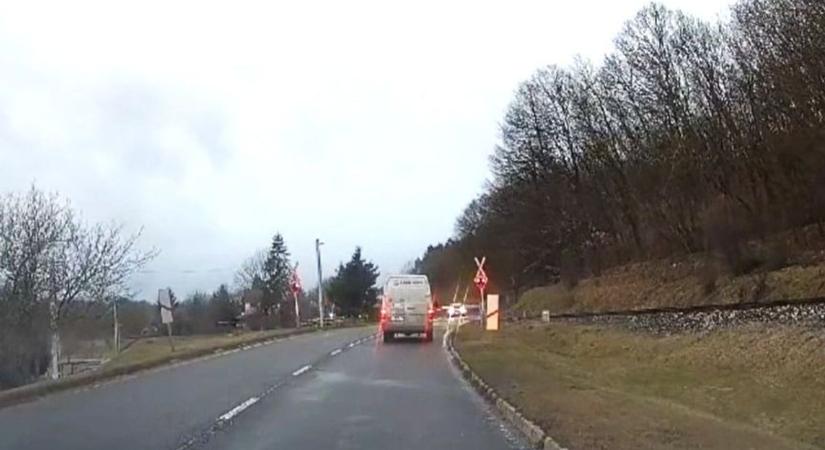 Videón, ahogy hárman is áthajtanak a piroson a bakonyi vasúti átjárónál – hajszálon múlt a tragédia
