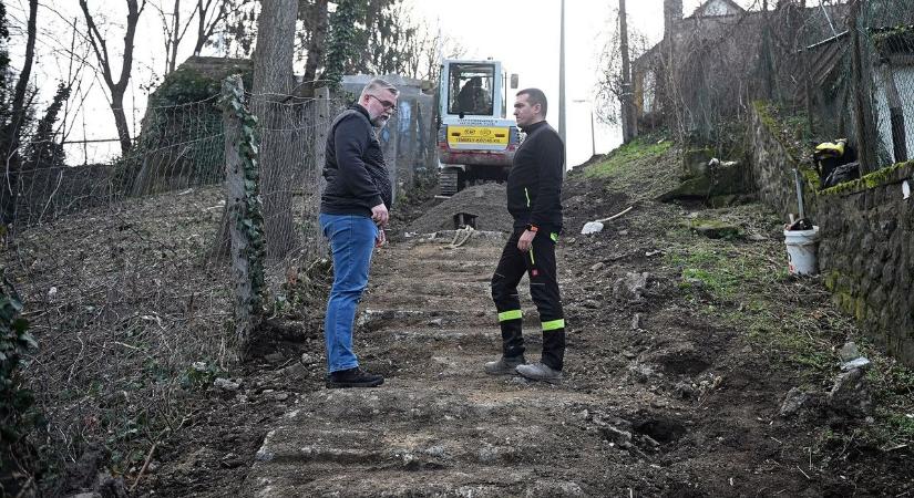 Letarolták - teljesen újraépítik a lépcsősort Egerben