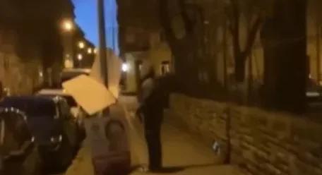 Sniccerrel esett neki a választási plakátoknak, majd megütötte az őt videózó szemtanút egy férfi