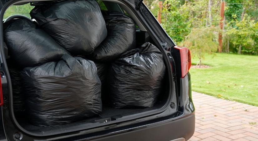 „Csak édesség a gyerekeknek” – mondta, de valami egészen más került elő az autóból VIDEÓ