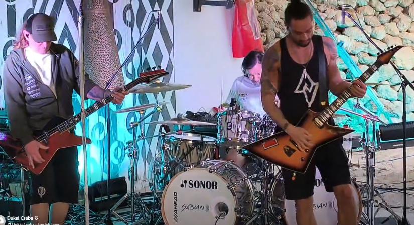 Afrikai oázisban derült (reflektor)fény arra, ki tépi tovább a húrokat a Tankcsapdában – videóval