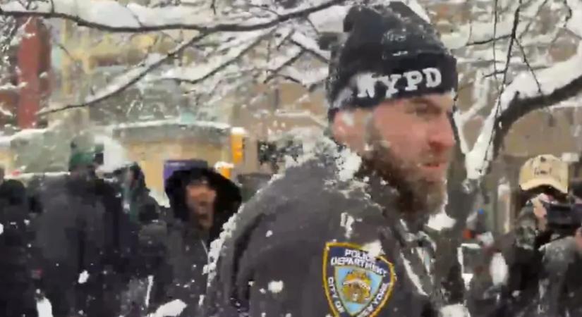 Ártatlan hógolyózásnak indult, végül összefeszült rajta New York polgármestere és a helyi rendőrség