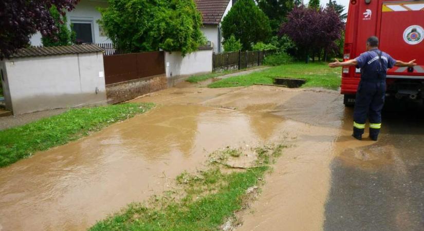 Tisztítsuk ki a ház előtti árkokat a nagyobb esők előtt!