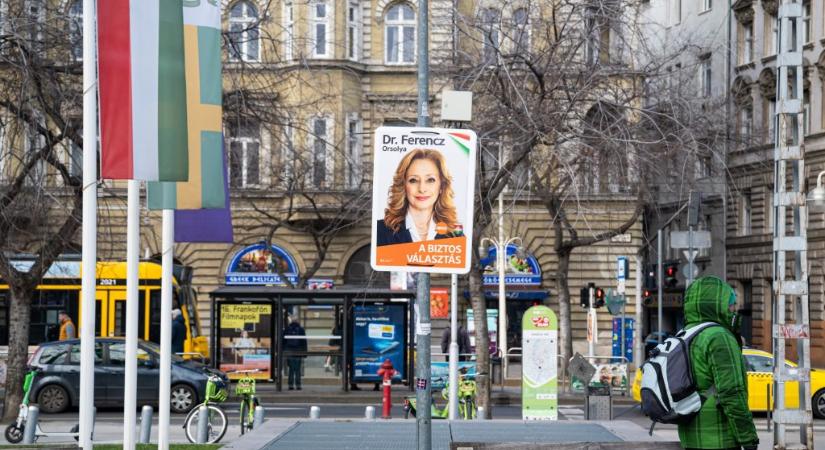 Sniccerrel vagdosott le választási plakátokat, majd megütötte az őt videózó szemtanút