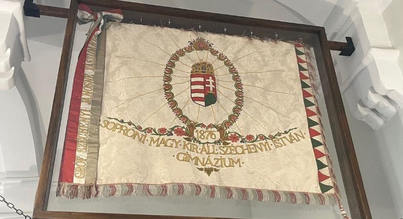 Viszatért az iskolazászló a soproni Széchenyi István Gimnáziumba - fotó