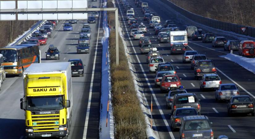 Több jármű ütközött a 2-es főúton – reggeli forgalmi összefoglaló