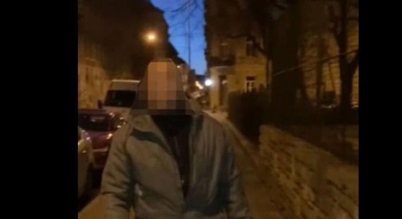 Bréking: elkapták a fideszes aktivistára támadó plakátrongálót (VIDEÓ)