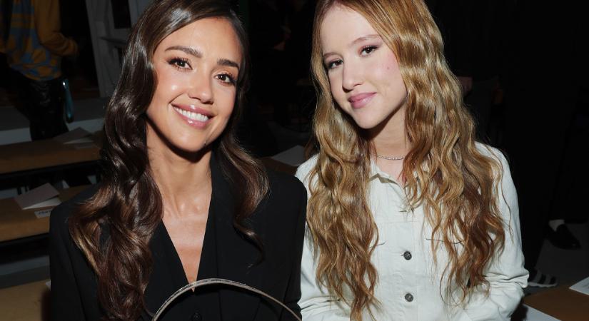 Jessica Alba és 14 éves lánya eddig a milánói divathét legjobban öltözött anya-lánya párosa