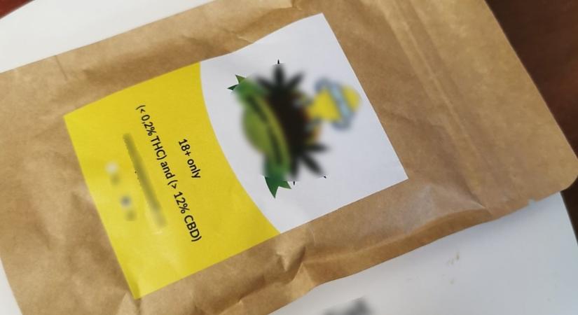 Drogot rendelt, de a futár mellett rendőrök is érkeztek a hajdúszoboszlói férfihez