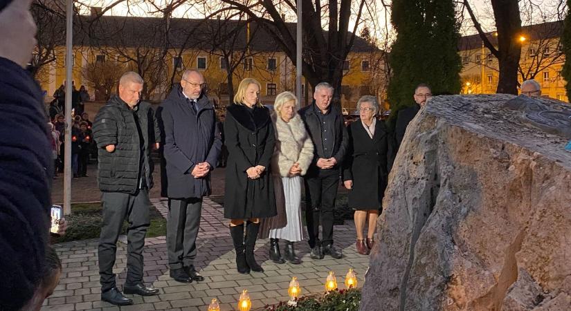 Egy nemzet elhallgatott fájdalma: Baján is mécsesek gyúltak a kommunista diktatúra áldozataiért – fotók