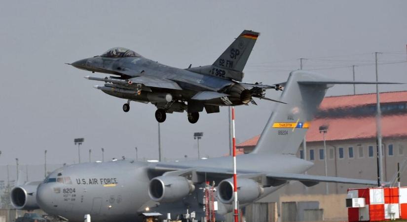 A kínai hadsereghez ment oktatónak az amerikai légierő volt pilótája, súlyos büntetésre számíthat