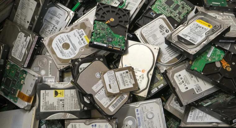 280 terabájtért átrepülte a fél világot egy brit redditező