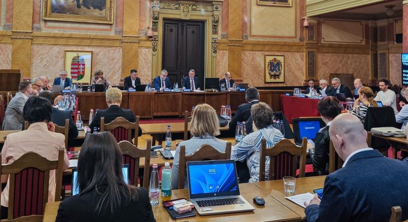 Indoklás nélkül söpörte le a vitás ügyeket a közgyűlés – sorra estek ki a napirendről a fontos egri kérdések