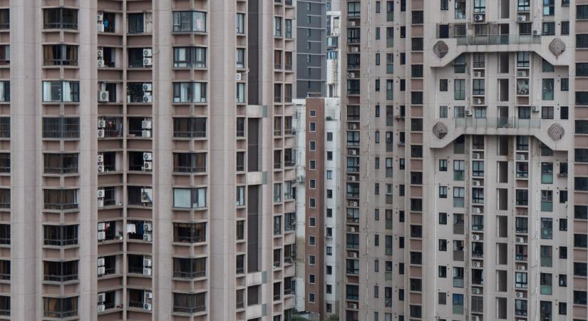 Óriási könnyítés jön a lakásvásárlásban, kilőttek az ingatlanfejlesztők részvényei Kínában