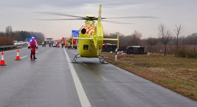 Vezetés közben elaludt az M5-ösön, egy ember meghalt, többen súlyosan megsérültek – fotók