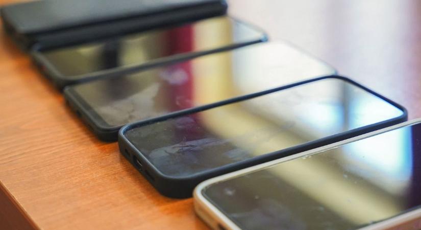 Ha ilyen a mobiltelefonod, hamarosan dobhatod ki a kukába - százezreket érint a változtatás