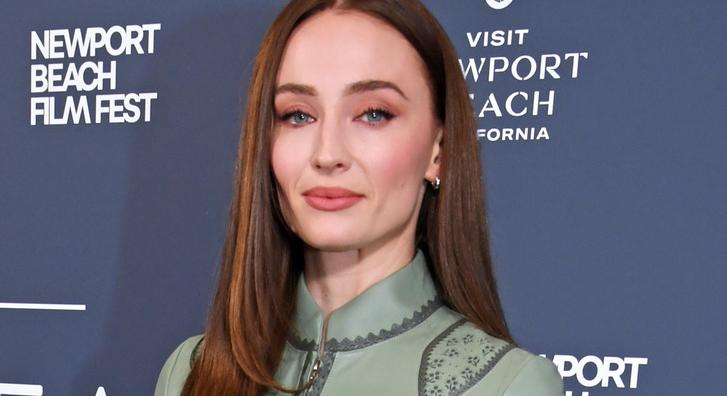 Sophie Turner születésnapi szettje nem sokat bízott a képzeletre, kimaxolta a meztelenruha fogalmát