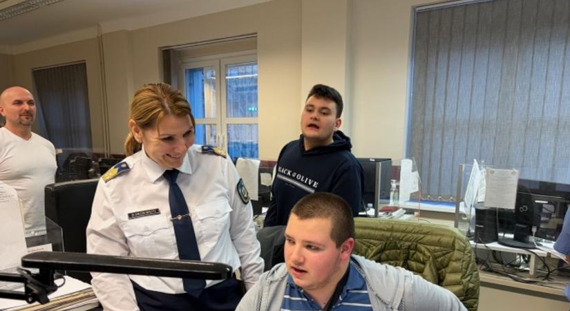 Esőmanókat fogadott a rendőrfőkapitány Szekszárdon