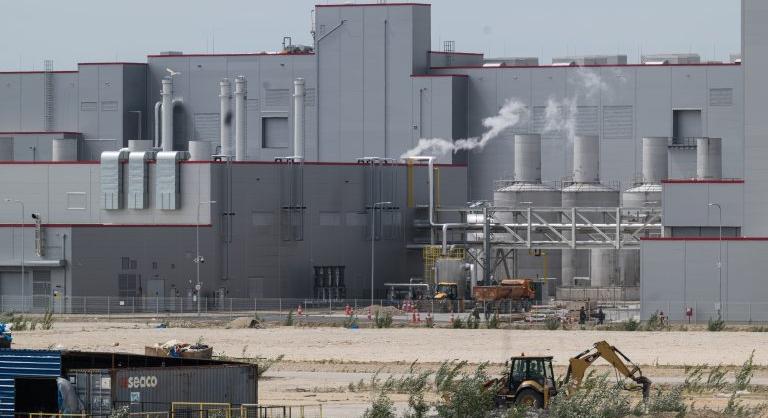 Átlátszó: Tűzeset és robbanás történt a komáromi akkugyárban