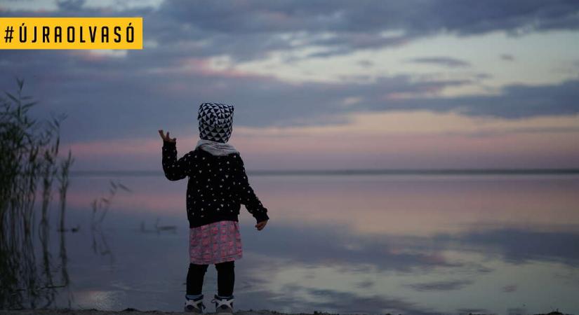 A kézszorongatástól a leszarásig – három generáció viszonya a köszönéshez