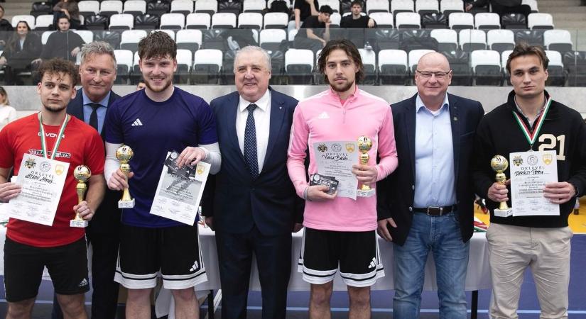 Fotókon a Buzánszky Jenő Labdarúgó Egyetemi Kupa díjátadójának pillanatai!