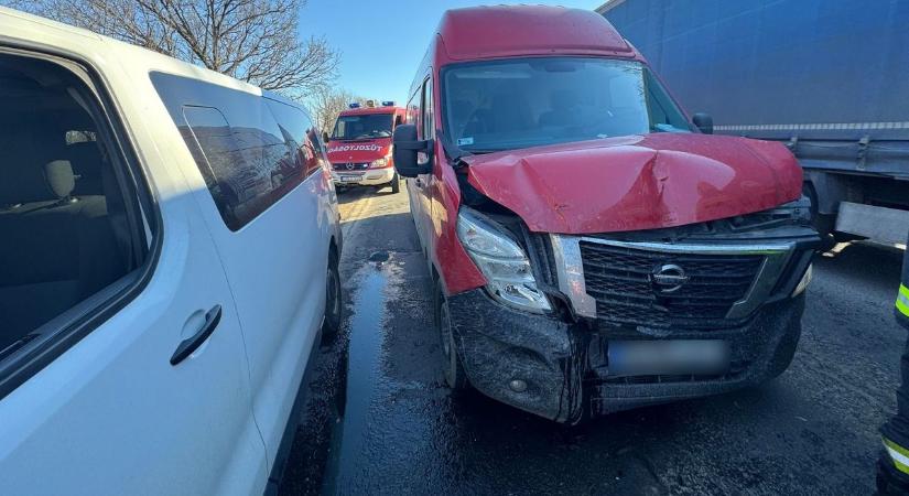 Ötös karambol történt Debrecennél – fotókkal, videóval