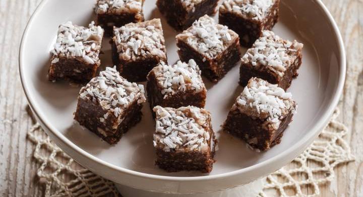 Puha, ragacsos kókuszos brownie: csupa csoki desszert