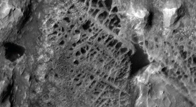 Óriás pókhálókra bukkant a NASA eszköze a Marson