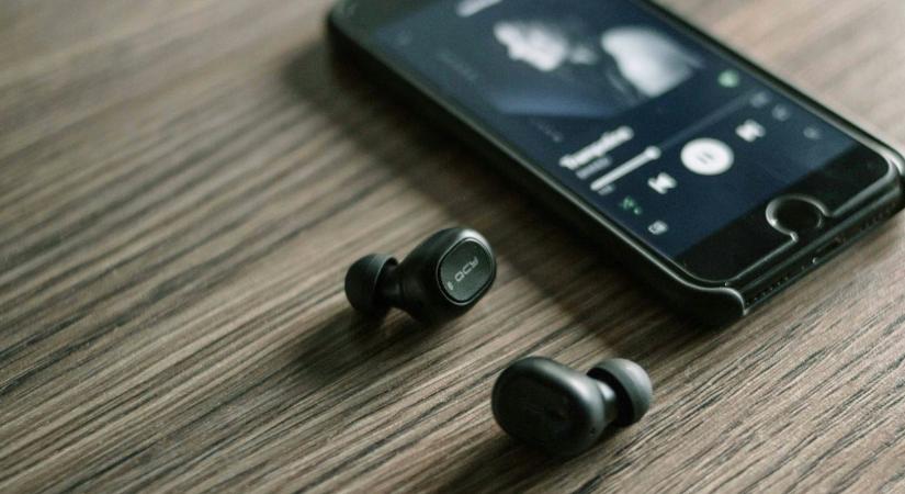 Mintha mikrohullámot tennél a fejedre? Egy orvos elmagyarázta, mennyire veszélyesek valójában a Bluetooth-fülhallgatók