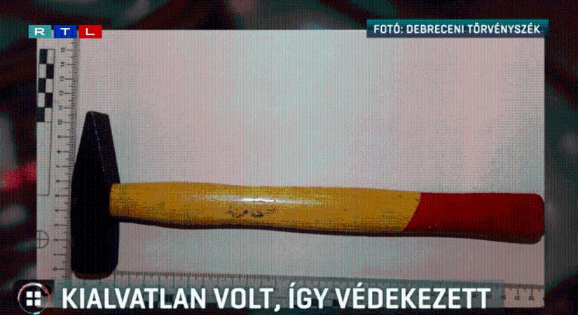 Bíróság elé állt a debreceni tanár, aki kalapáccsal kergetett ki két tiszás aktivistát a lépcsőházból