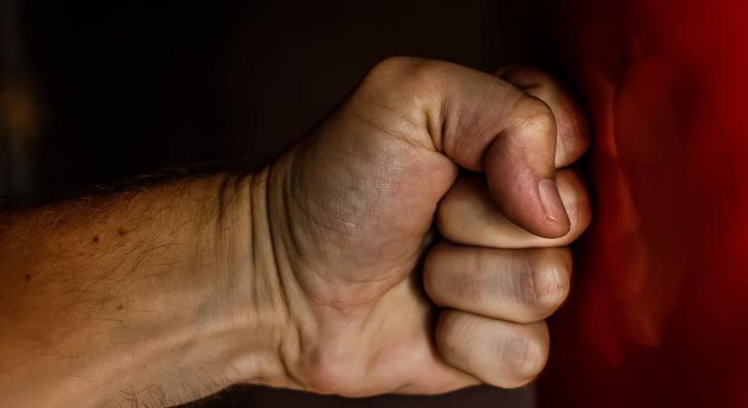 Sniccerel vágta le a fideszes plakátokat egy férfi, majd megverte azt, aki levideózta