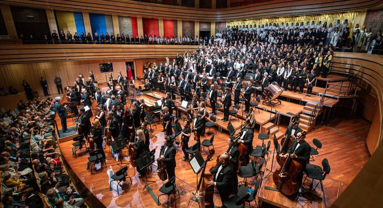 Ötszáz középiskolás áll össze, de nem az történik, amire gondolnánk