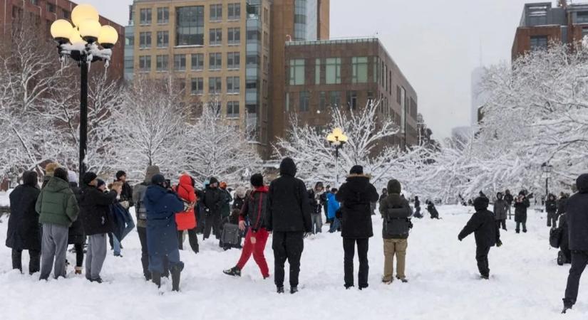 Politikai háború lett a New York-i hógolyócsatából – a rendőröket is megdobálták– videó