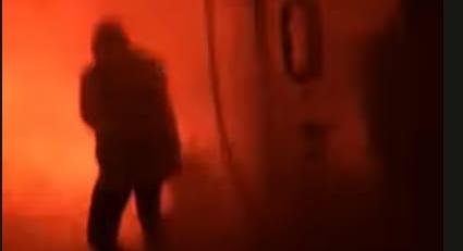 Az ajtót is kirobbantotta a helyéről a komáromi akkugyárban tesztelt akkumulátor, és nem ez volt az egyetlen tűzeset