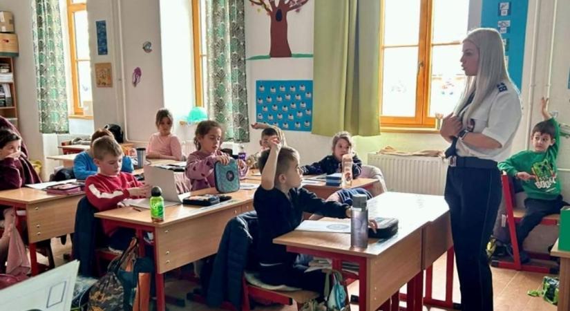 Egymást túllicitálva kérdeztek a gyerekek a rendőröktől